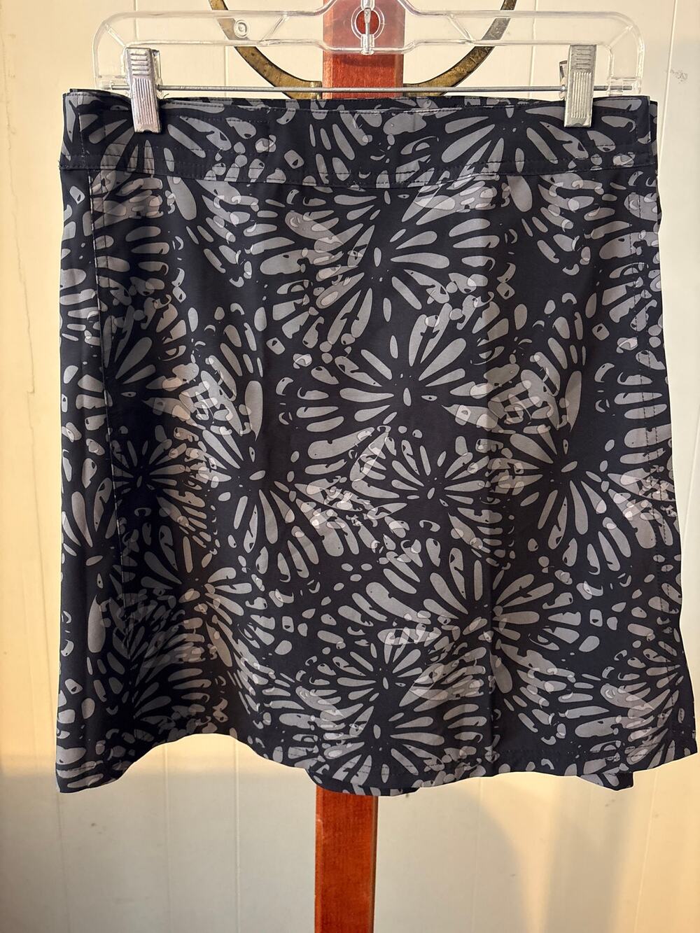 Rip Skirt Hawaii Black w/Gray Flowers NWOT